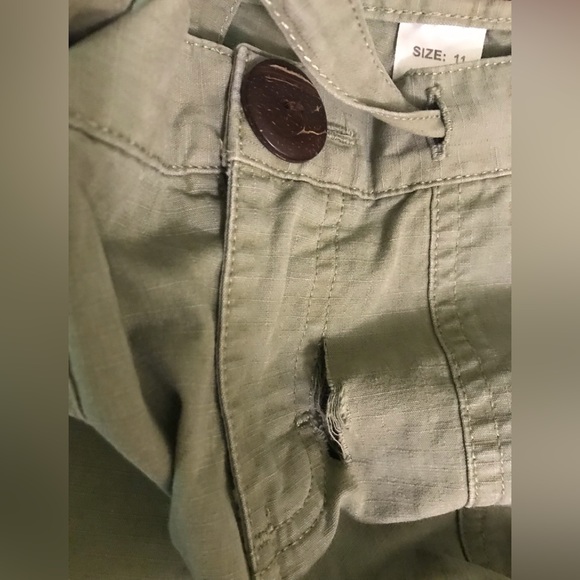 CARGO CAPRI OLIVE GREEN PANTS - Picture 8 of 8